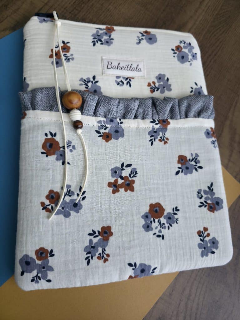 Cinamond Roll Padded Book Sleeve with Front Pocket